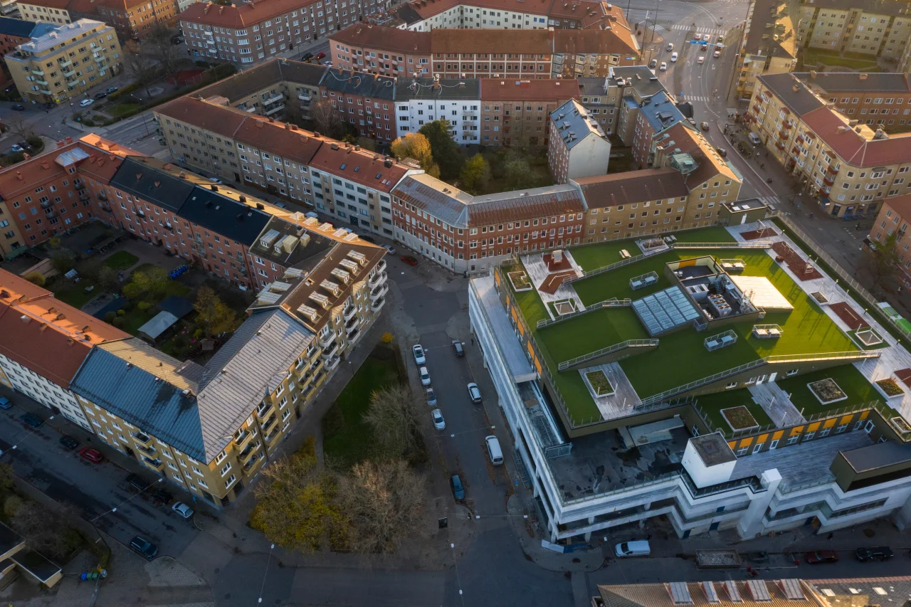 Grønt tak med overvåkingsutstyr på byggeprosjekt